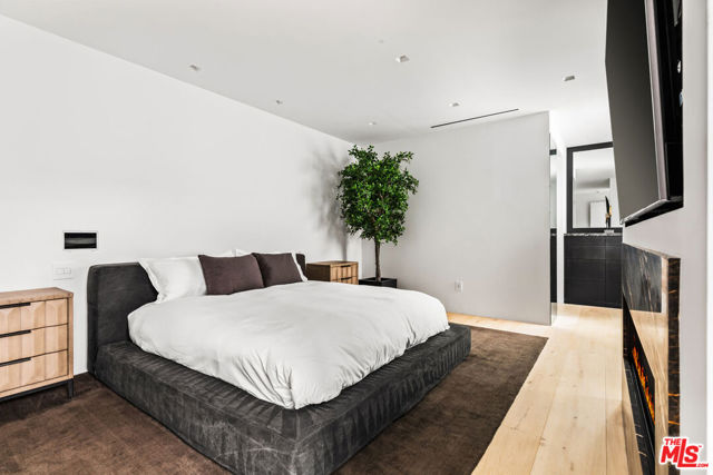 1346 Abbot Kinney Boulevard, Venice CA: https://media.crmls.org/mediaz/24af0508-e775-4ef7-be57-bb600e345ade.jpg