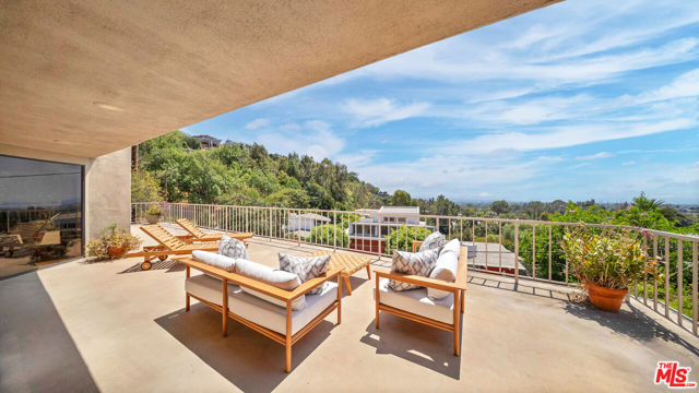 966 Bluegrass Lane, Los Angeles CA: https://media.crmls.org/mediaz/24af3c6d-1841-4d4a-93ff-41613f0b757b.jpg