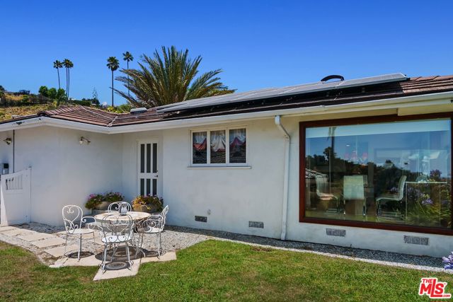 1166 LAS PULGAS Place, Pacific Palisades CA: https://media.crmls.org/mediaz/24af62fa-114e-4491-b4f8-665ef316d2fa.jpg