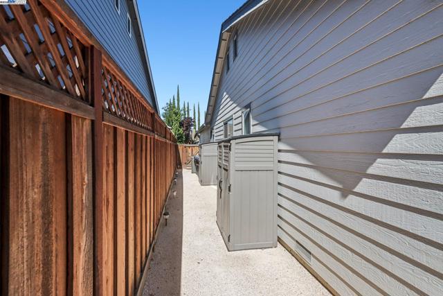 974 Clinton Pl, Pleasanton CA: https://media.crmls.org/mediaz/24b0a281-a3bf-4d8f-bfdb-41fc1f61fc3d.jpg