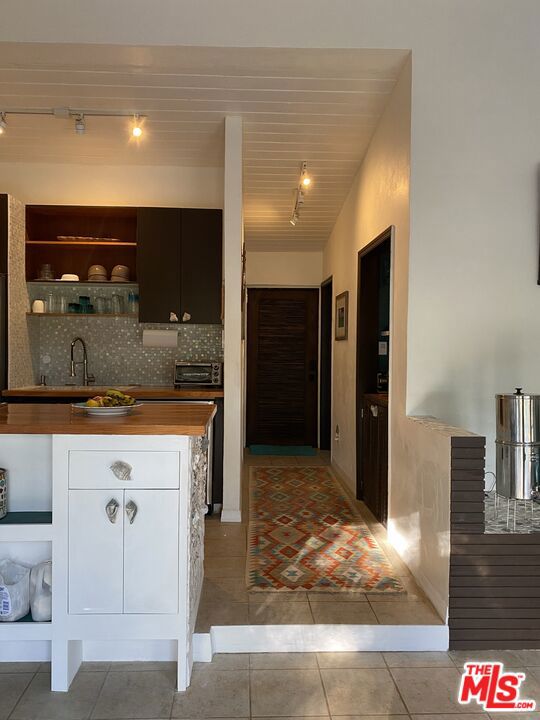 1 Papaya Road,  CA: https://media.crmls.org/mediaz/24b10ae3-7024-47c8-94b2-cec48d24c3ed.jpg
