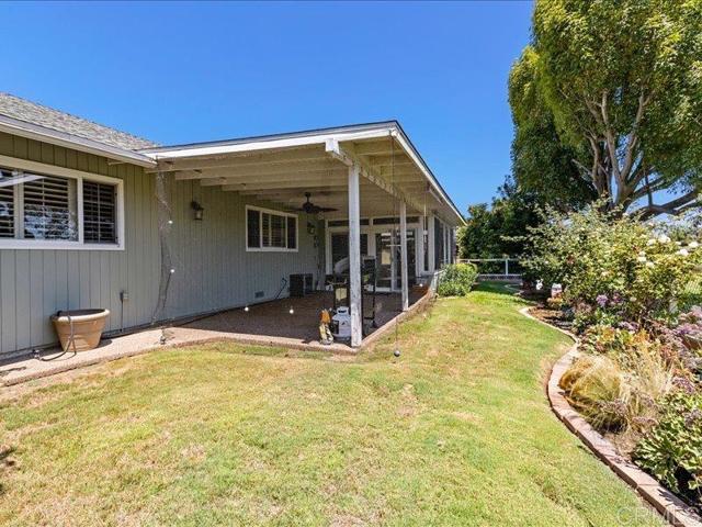 1051 La Reina, San Marcos CA: https://media.crmls.org/mediaz/24b13834-1660-4b41-b643-703aee12a97f.jpg