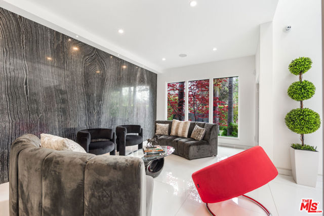 511 N Rexford Drive, Beverly Hills CA: https://media.crmls.org/mediaz/24b19ffc-65f5-48ac-a501-57843d8129cf.jpg
