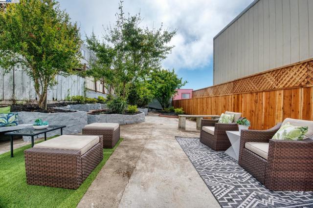 282 Bright St, San Francisco CA: https://media.crmls.org/mediaz/24b1d49c-3a8f-4d9d-a946-911e65890a78.jpg
