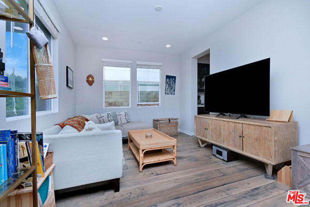 19154 Lull Street photo 5