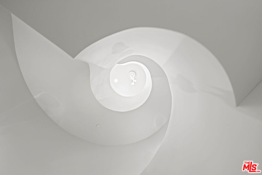 https://media.crmls.org/mediaz/24b20fa4-7bf9-45f4-8048-7cb292fb8d9e.jpg?preset=X-Large