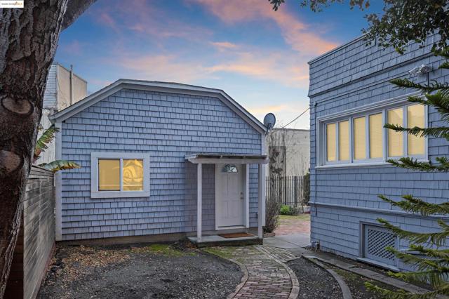 2714 Ave, Berkeley CA: https://media.crmls.org/mediaz/24b43984-a84b-487a-97d4-56379a61e06c.jpg