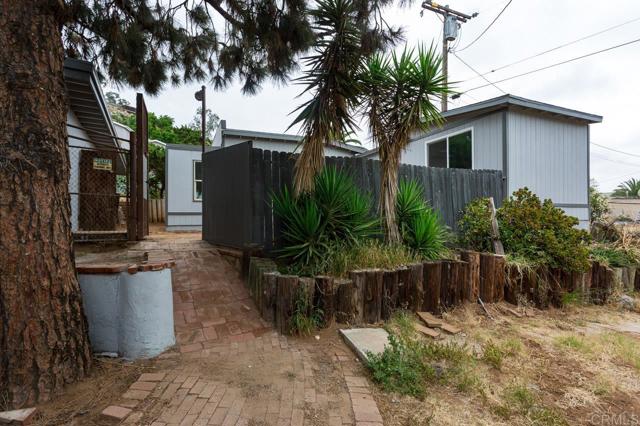 12049 Coping Place, Lakeside CA: https://media.crmls.org/mediaz/24b4e178-8884-4b29-82ee-3374d5a5c61c.jpg