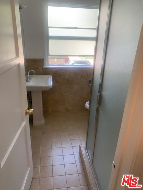 312 S Reeves Drive, Beverly Hills CA: https://media.crmls.org/mediaz/24b5b9ee-d7d5-478a-b7bb-c14c31553435.jpg