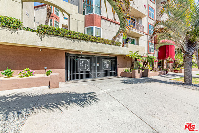 620 S Gramercy Place, Los Angeles CA: https://media.crmls.org/mediaz/24b5fac1-91af-4284-8ede-80ce49d1053d.jpg