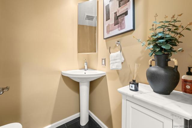 200 Harbor Dr, San Diego CA: https://media.crmls.org/mediaz/24b710e4-73ba-47d3-b72e-ef6675da7628.jpg