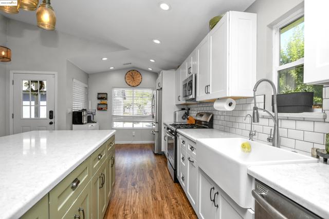 3061 Browning Ct, Brentwood CA: https://media.crmls.org/mediaz/24b728cc-451a-4fde-b572-17f313d48fd4.jpg