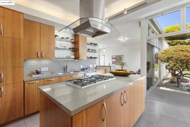 7145 View Ave, El Cerrito CA: https://media.crmls.org/mediaz/24b75867-2965-478b-897e-466608570a02.jpg