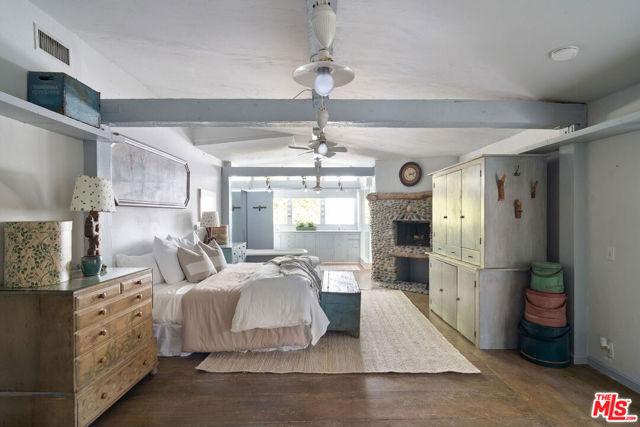 2020 Coldwater Canyon Drive, Beverly Hills CA: https://media.crmls.org/mediaz/24b92965-584a-41a4-a1d3-6c86c3f9f364.jpg