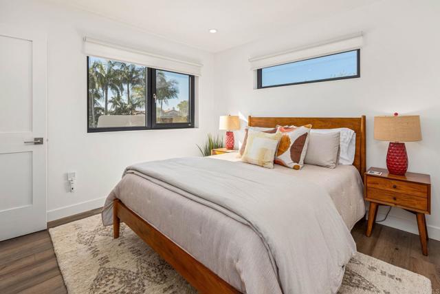 Detail Gallery Image 8 of 39 For 2087 via Ladeta, La Jolla,  CA 92037 - 2 Beds | 2 Baths
