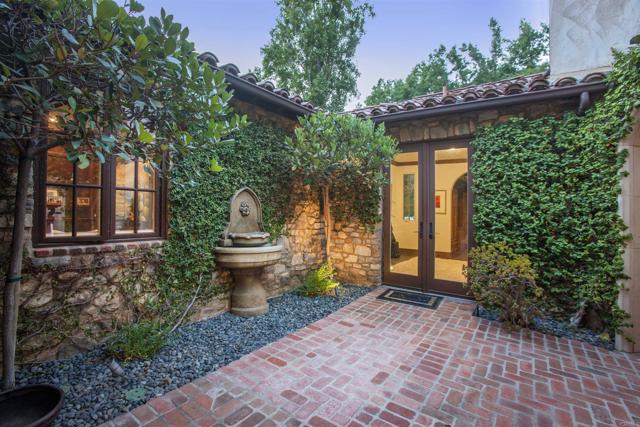 7031 Calle Portone, Rancho Santa Fe CA: https://media.crmls.org/mediaz/24b94c0f-6a1c-4816-8da9-0018bfd8c9c4.jpg