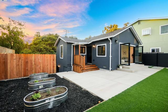 5229 Miles Ave, Oakland CA: https://media.crmls.org/mediaz/24b9beee-93c0-4086-bbe3-617f619b0f80.jpg