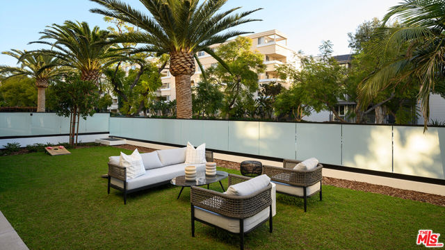 425 N Palm Drive, Beverly Hills CA: https://media.crmls.org/mediaz/24ba00cf-b8e8-4a16-83aa-8017a3129a5b.jpg
