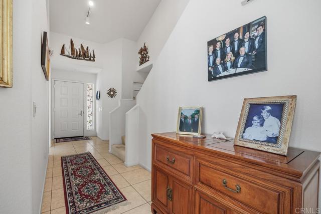 5015 Alicante Way, Oceanside CA: https://media.crmls.org/mediaz/24bc66fb-774e-4738-b204-f990201e6a4d.jpg