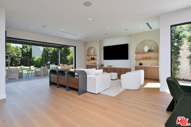 112 S Valley Street, Toluca Lake CA: https://media.crmls.org/mediaz/24bcabc2-7e7d-40d9-9a2c-fce410856f44.jpg