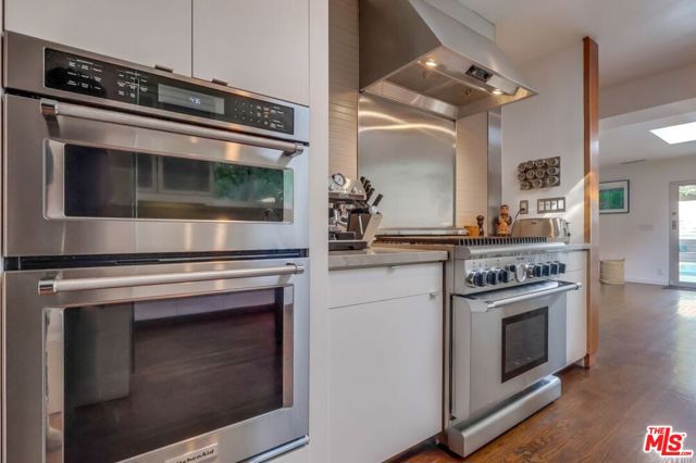 7706 Chandelle Place, Los Angeles CA: https://media.crmls.org/mediaz/24bce496-146d-4bb5-97f3-8d3a208621e4.jpg