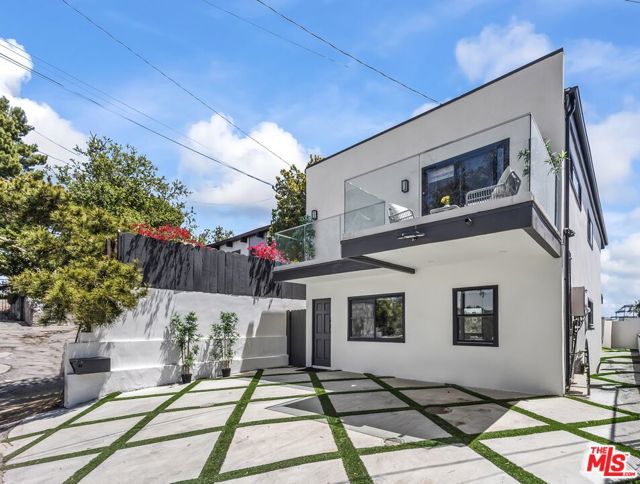 8960 Crescent Drive, Los Angeles CA: https://media.crmls.org/mediaz/24bd92ef-95cc-4c8e-a2f7-a3f8fd6a7488.jpg