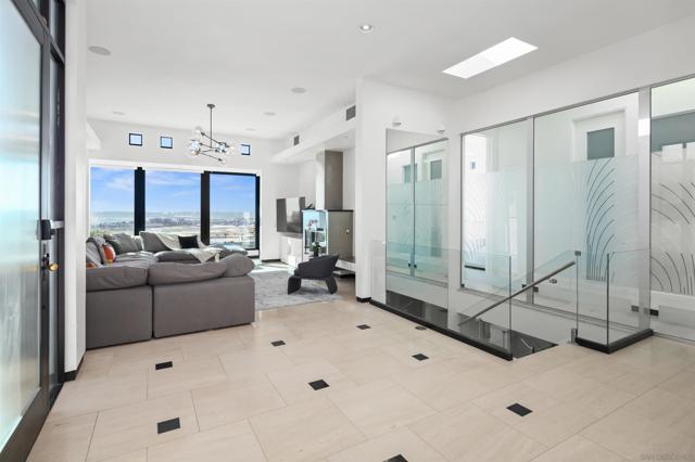 3515 Union St, San Diego CA: https://media.crmls.org/mediaz/24bf6ddf-30cb-48f7-afd8-f4581c232b53.jpg