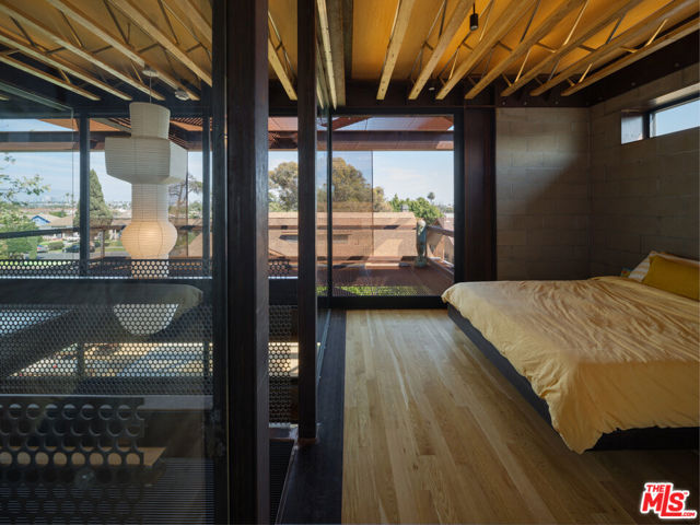 5701 7th Avenue, Los Angeles CA: https://media.crmls.org/mediaz/24bfa5ab-9181-4b67-86e7-85e01a94fcfe.jpg