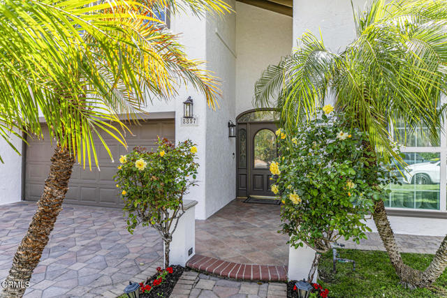 8857 Bluffdale Dr, Sun Valley CA: https://media.crmls.org/mediaz/24c08f20-c7c7-413e-9a79-5bb5cd299754.jpg
