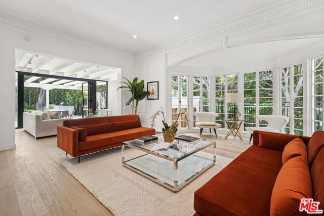 712 N RODEO Drive, Beverly Hills CA: https://media.crmls.org/mediaz/24c1e501-5c6b-4a80-8842-f3ac1f8a95ba.jpg