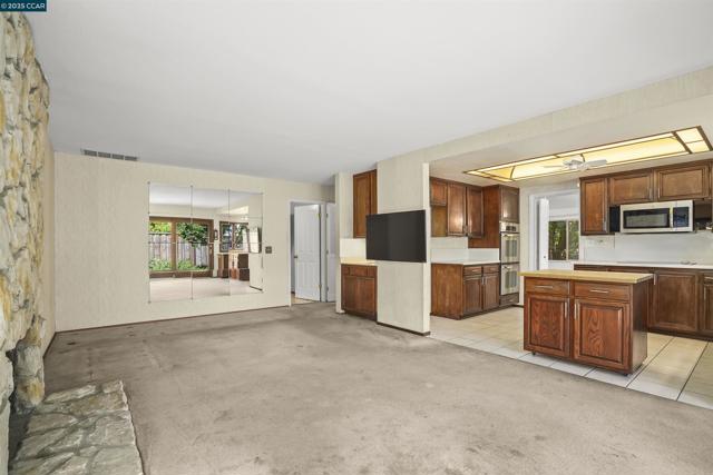 220 Daylight Pl, Danville CA: https://media.crmls.org/mediaz/24c26f56-89ef-49d3-b614-dc215f25faf6.jpg