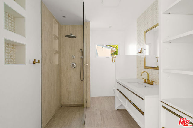 2425 Cloy Avenue, Venice CA: https://media.crmls.org/mediaz/24c27ef0-516a-42e4-800a-bcde4814edeb.jpg