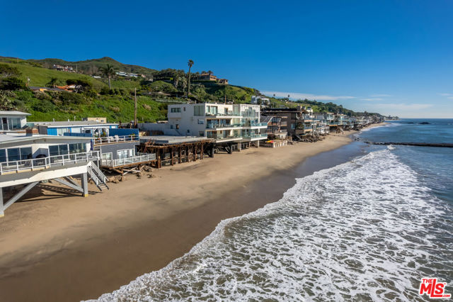 25306 Malibu Road, Malibu CA: https://media.crmls.org/mediaz/24c31e28-f4d3-41f1-9bf5-3abfd8625de9.jpg