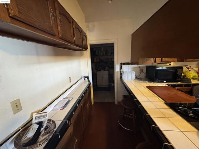 1953 102nd Ave, Oakland CA: https://media.crmls.org/mediaz/24c37882-1f4c-41d2-a33f-5092609912a5.jpg