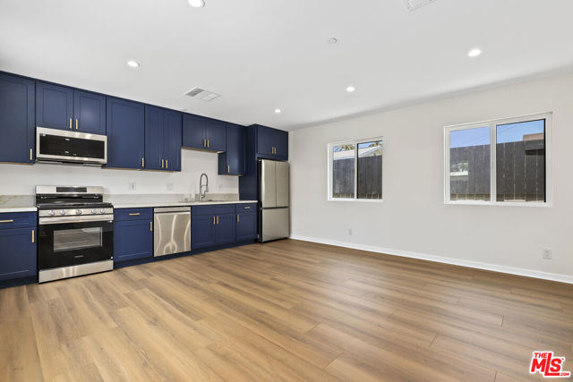 2700 S Palm Grove Avenue, Los Angeles CA: https://media.crmls.org/mediaz/24c5d612-1718-4c38-a466-6c2d98ed6e28.jpg