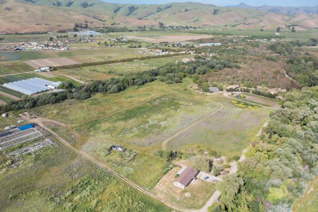 79547958 Lovers Lane, Hollister CA: https://media.crmls.org/mediaz/24c64297-cd11-41b5-b553-ecd35df049d3.jpg