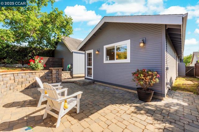 708 Pomona Ave, El Cerrito CA: https://media.crmls.org/mediaz/24c6e6a0-959e-49e3-a0fa-06ca965a829f.jpg