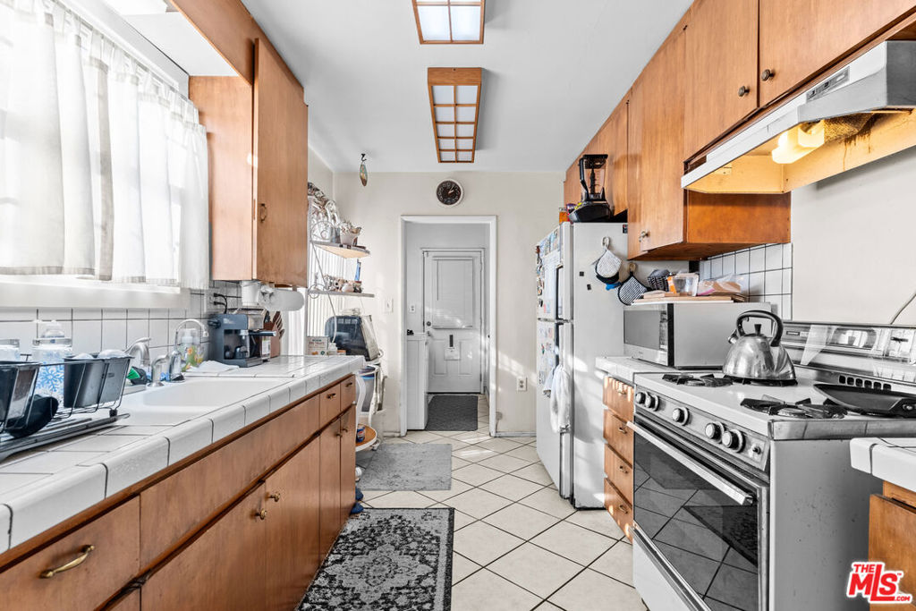 https://media.crmls.org/mediaz/24c7ba3b-475e-4cb0-b87a-f60d19623898.jpg?preset=X-Large