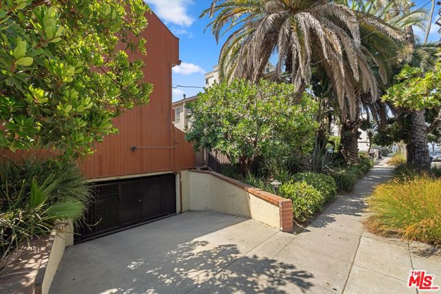 2108 Neilson Way, Santa Monica CA: https://media.crmls.org/mediaz/24c7dc23-91f0-42bd-9d9c-40a2ab4ed92e.jpg
