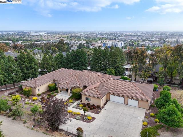 874 Overhill Dr, Hayward CA: https://media.crmls.org/mediaz/24c81974-22ce-4b5e-ae8f-e3c595988200.jpg
