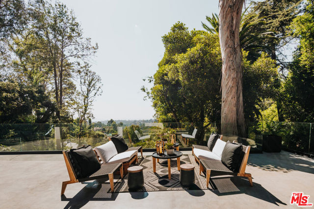 1509 Amalfi Drive, Pacific Palisades CA: https://media.crmls.org/mediaz/24c82d88-d667-457a-8512-39c7c26faaa2.jpg