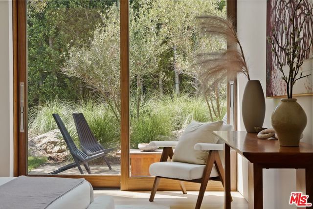 28837 Selfridge Drive, Malibu CA: https://media.crmls.org/mediaz/24c8d697-2650-4ed6-bbd6-dc7209937e65.jpg