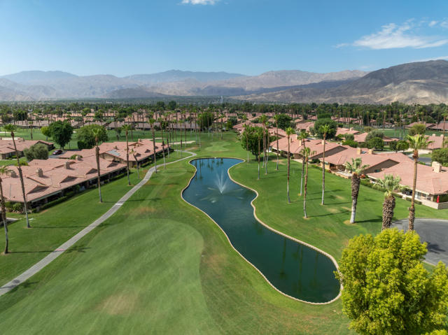 40 Joya Drive, Palm Desert CA: https://media.crmls.org/mediaz/24c8f2f8-7494-4386-b181-7d114d29381a.jpg