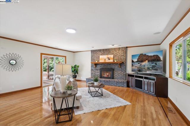 3284 Omega Cir, Pleasanton CA: https://media.crmls.org/mediaz/24c9de19-5e6a-410d-ba0c-97f0ef8d17b6.jpg