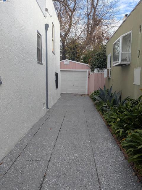 7818 Arthur St, Oakland CA: https://media.crmls.org/mediaz/24ca0a1f-ba83-4e49-a475-98f4f3f1fa8c.jpg