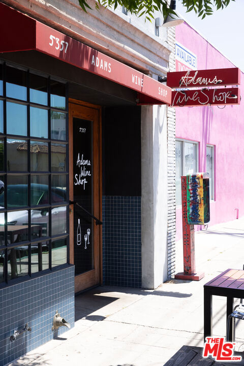 4002 W Adams Boulevard, Los Angeles CA: https://media.crmls.org/mediaz/24ca6cd8-54b0-4de8-87a7-ed069ee64e06.jpg