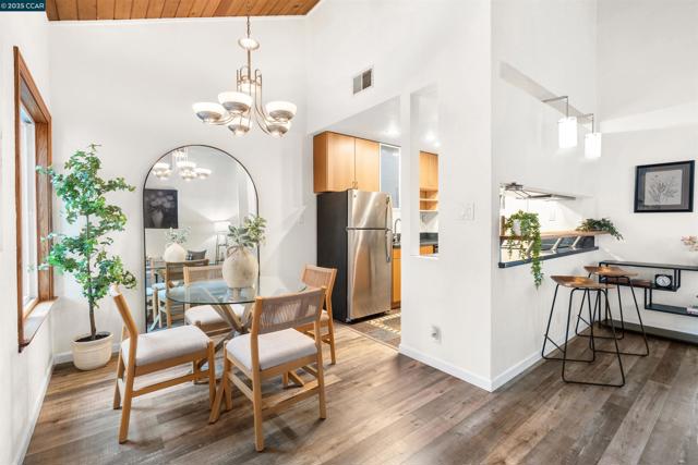 2720 Oak Rd, Walnut Creek CA: https://media.crmls.org/mediaz/24cad129-90d5-4b75-93be-1c061d5d1010.jpg