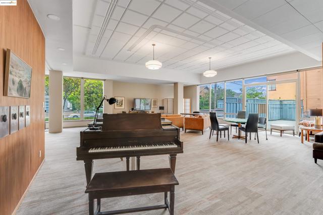 2550 Dana St, Berkeley CA: https://media.crmls.org/mediaz/24cb1071-251f-4b9d-a245-6d637605980b.jpg