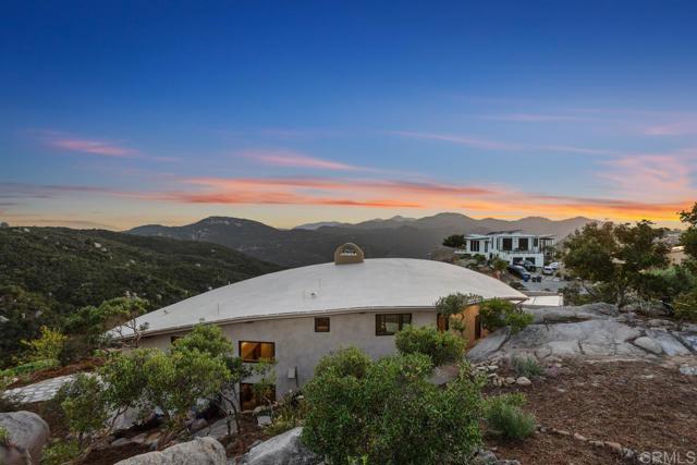 10027 Tall Oak Drive, Escondido CA: https://media.crmls.org/mediaz/24cbf17c-eee8-409f-be02-14651e05ec5f.jpg