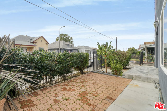 120 N Avenue 25, Los Angeles CA: https://media.crmls.org/mediaz/24cc3012-af96-49ca-83e5-ab04e4d903f1.jpg